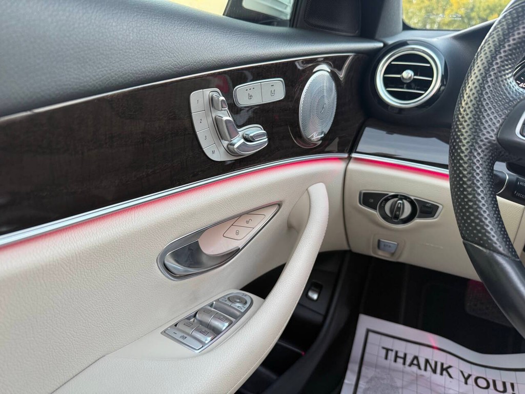 Mercedes-Benz E-Class Vehicle Full-screen Gallery Image 31