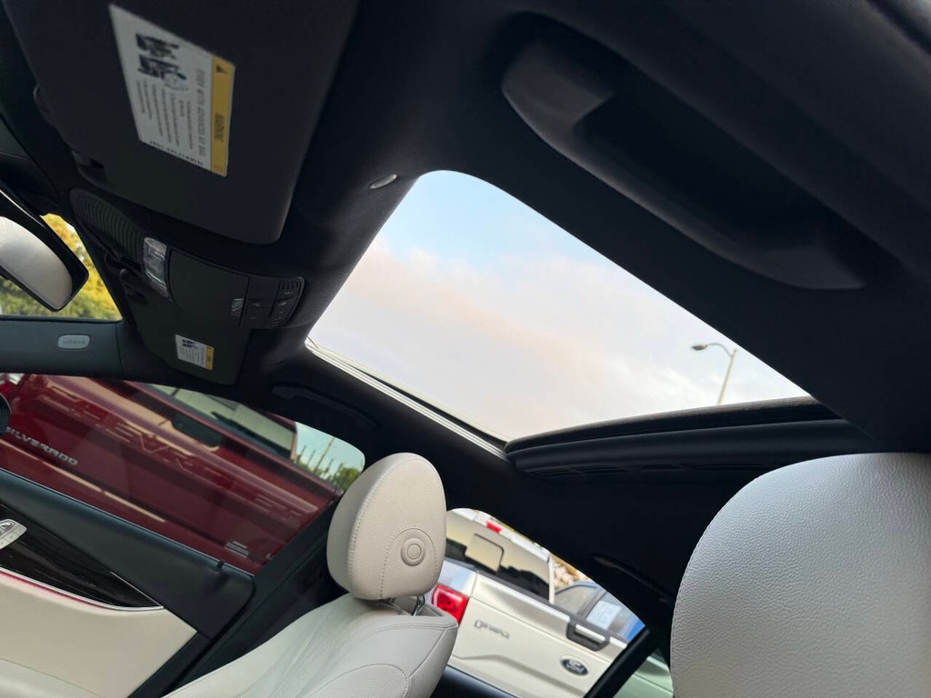 Mercedes-Benz E-Class Vehicle Full-screen Gallery Image 32