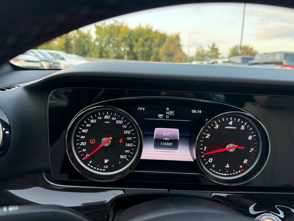 Mercedes-Benz E-Class Vehicle Full-screen Gallery Image 33