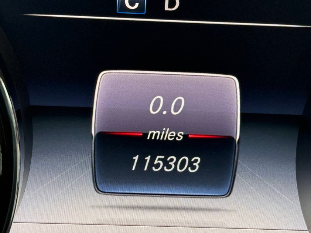 Mercedes-Benz E-Class Vehicle Full-screen Gallery Image 34