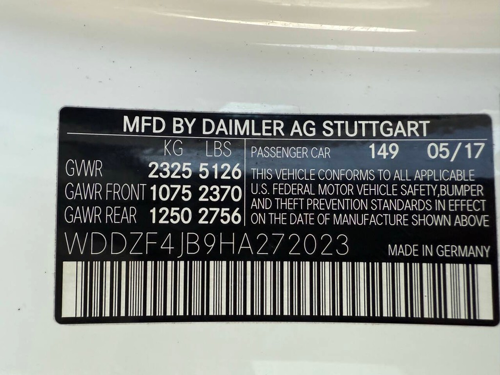 Mercedes-Benz E-Class Vehicle Full-screen Gallery Image 35