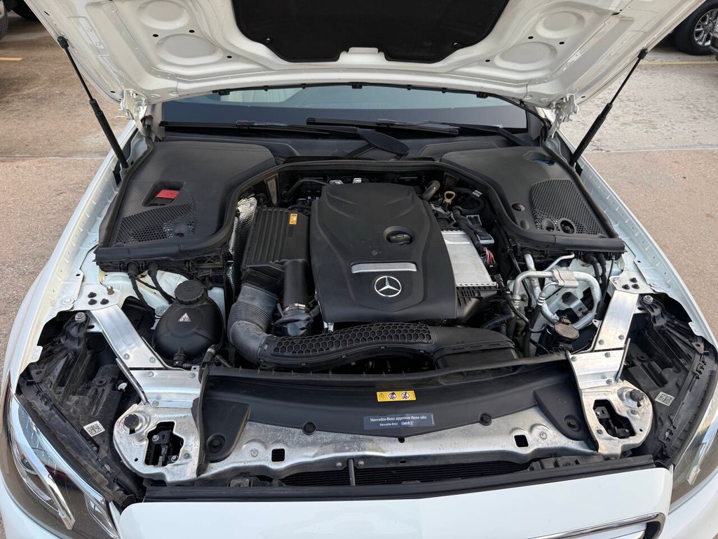 Mercedes-Benz E-Class Vehicle Full-screen Gallery Image 36