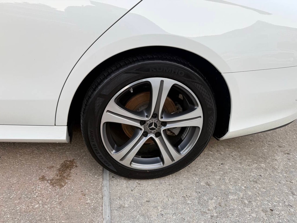 Mercedes-Benz E-Class Vehicle Full-screen Gallery Image 37