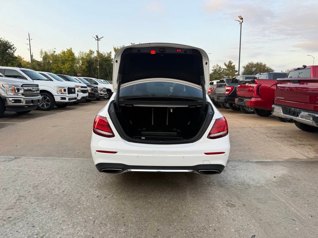 Mercedes-Benz E-Class Vehicle Full-screen Gallery Image 38