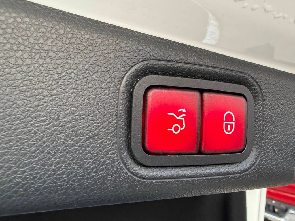 Mercedes-Benz E-Class Vehicle Full-screen Gallery Image 39