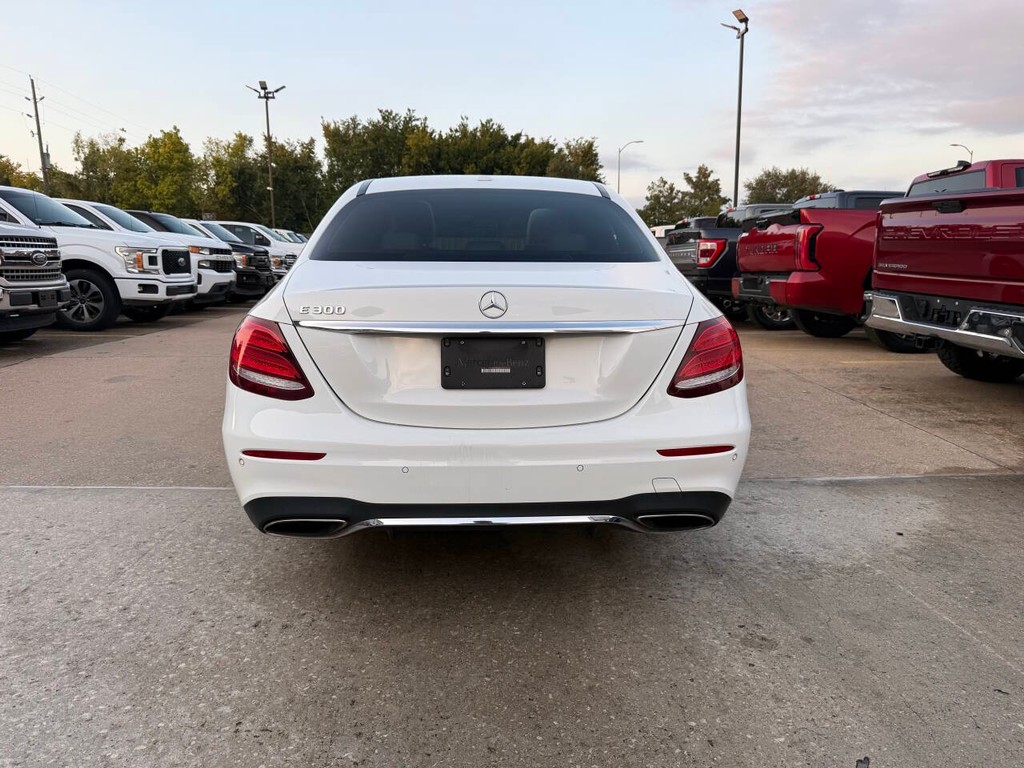 Mercedes-Benz E-Class Vehicle Full-screen Gallery Image 40