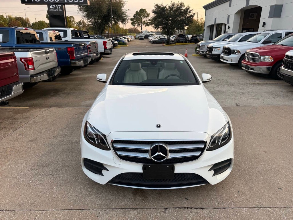 Mercedes-Benz E-Class Vehicle Full-screen Gallery Image 41