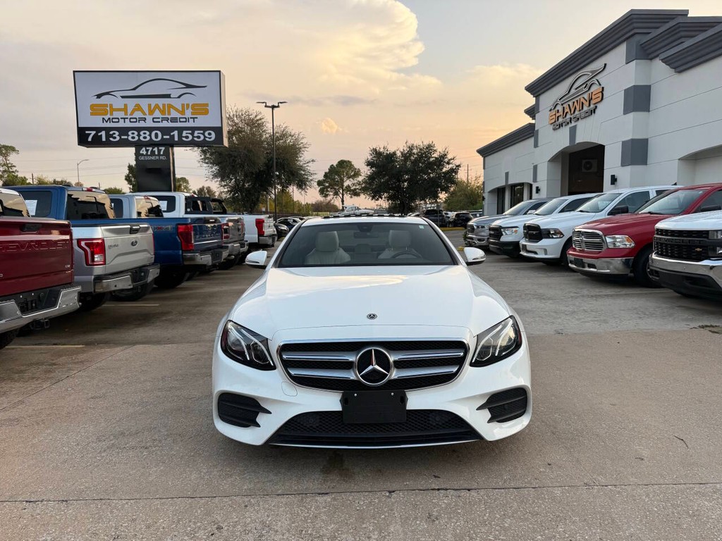 Mercedes-Benz E-Class Vehicle Full-screen Gallery Image 42