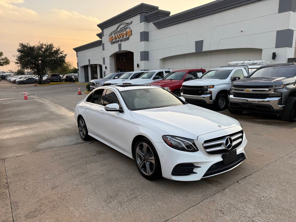 Mercedes-Benz E-Class Vehicle Full-screen Gallery Image 43