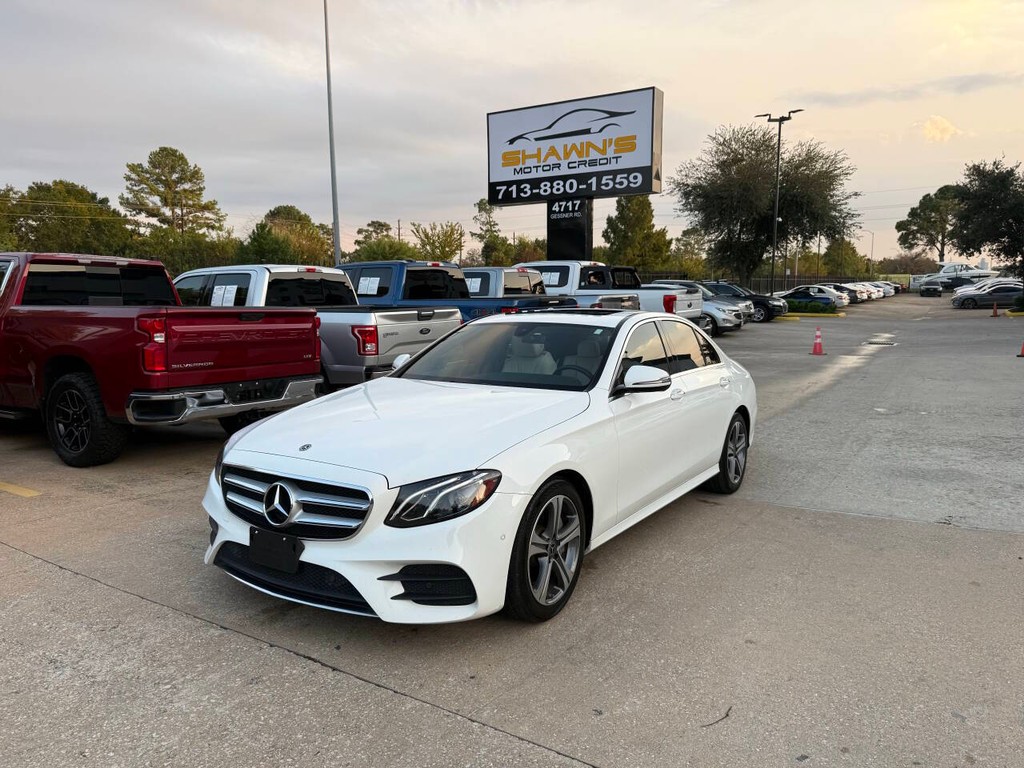 Mercedes-Benz E-Class Vehicle Full-screen Gallery Image 44