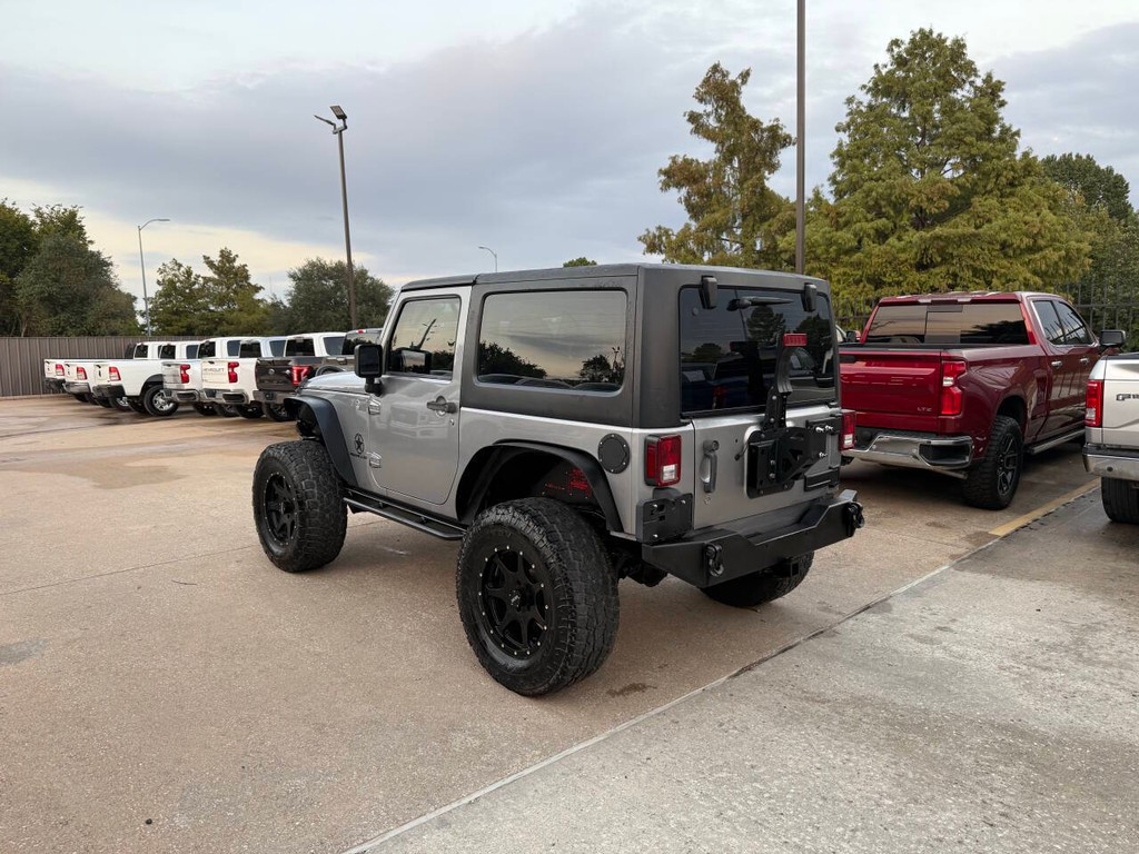 Jeep Wrangler Vehicle Full-screen Gallery Image 04