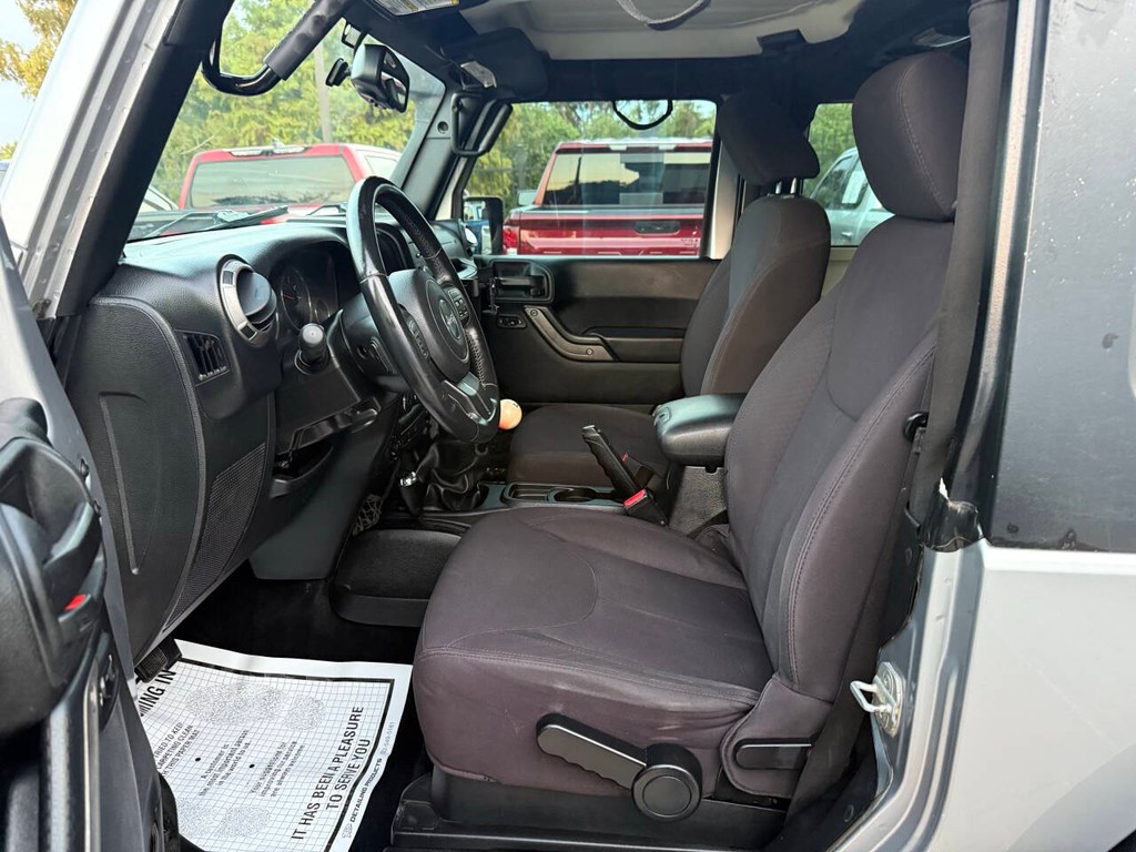 Jeep Wrangler Vehicle Full-screen Gallery Image 07