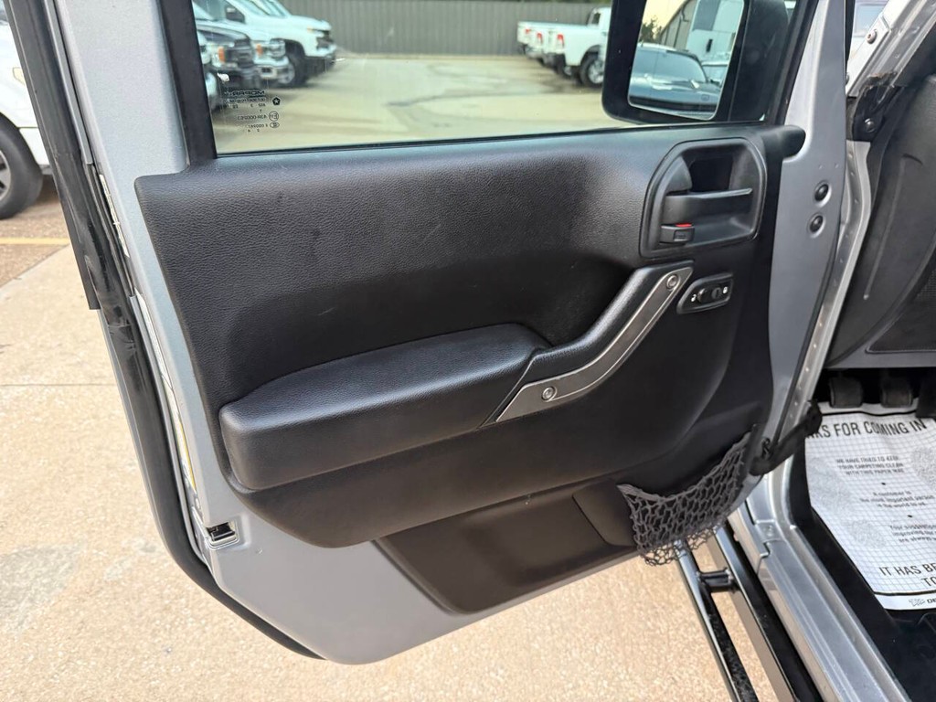 Jeep Wrangler Vehicle Full-screen Gallery Image 09