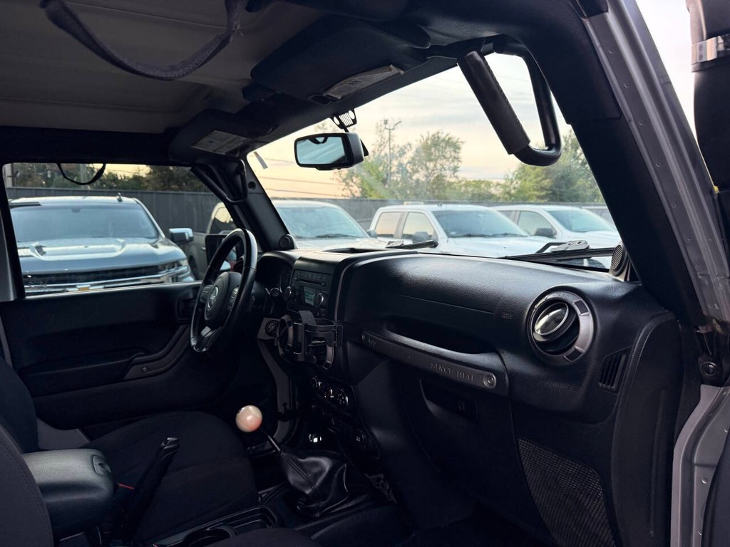 Jeep Wrangler Vehicle Full-screen Gallery Image 10