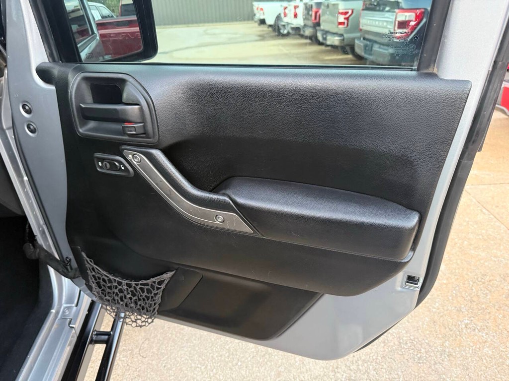 Jeep Wrangler Vehicle Full-screen Gallery Image 12