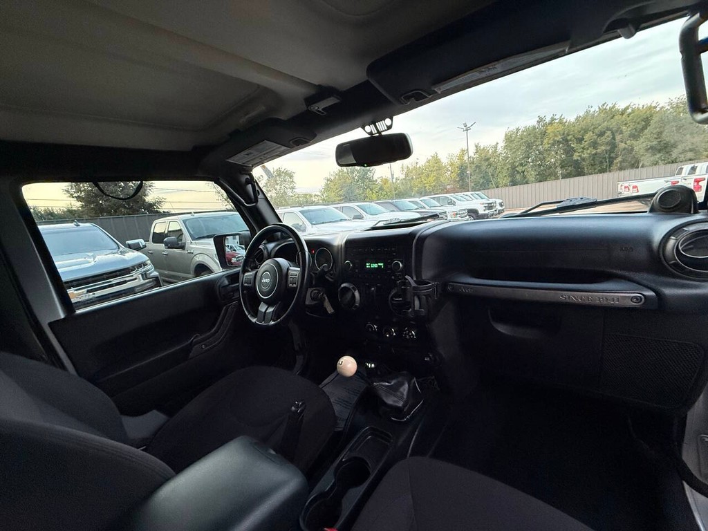 Jeep Wrangler Vehicle Full-screen Gallery Image 13