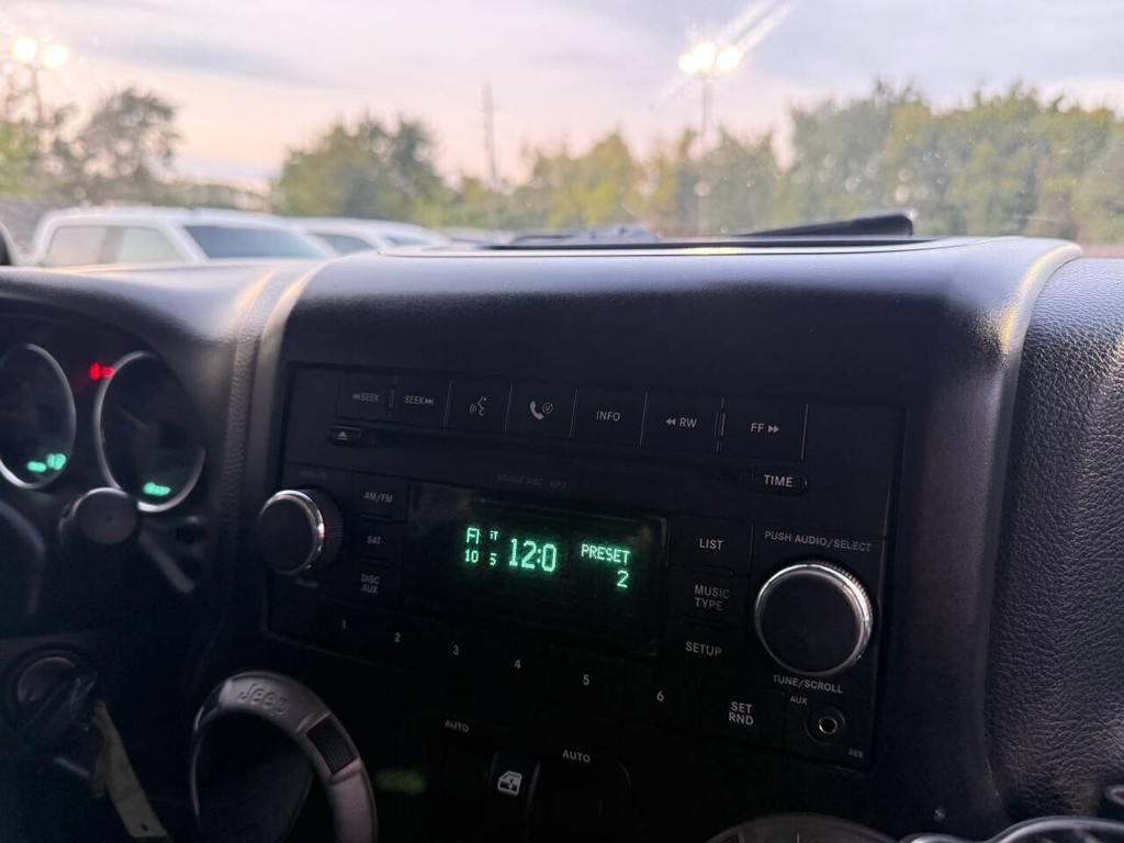 Jeep Wrangler Vehicle Full-screen Gallery Image 19