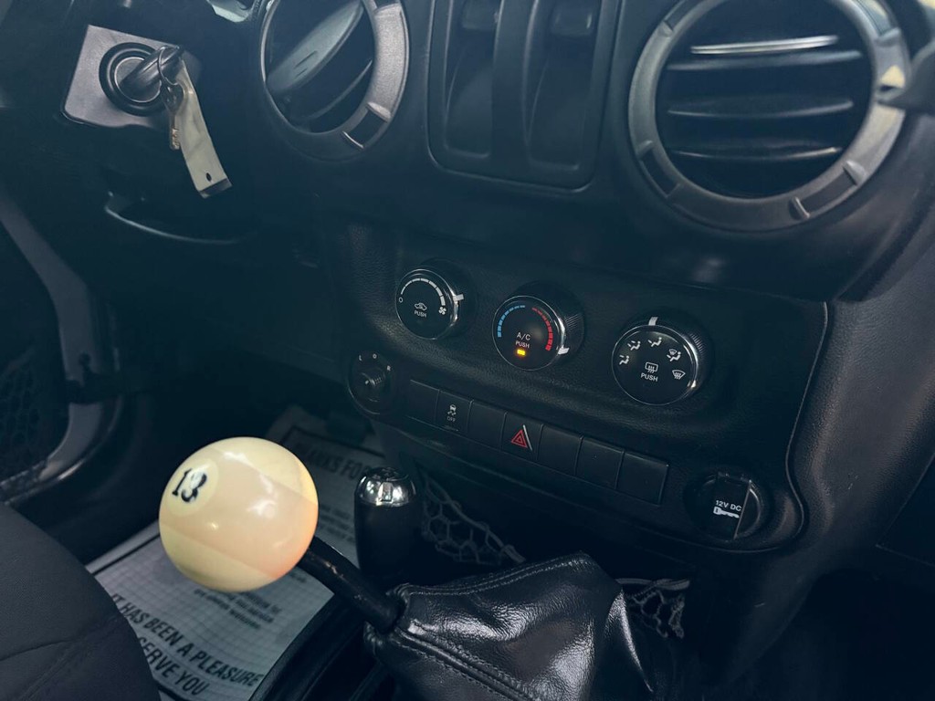 Jeep Wrangler Vehicle Full-screen Gallery Image 21