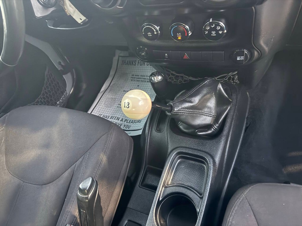 Jeep Wrangler Vehicle Full-screen Gallery Image 22