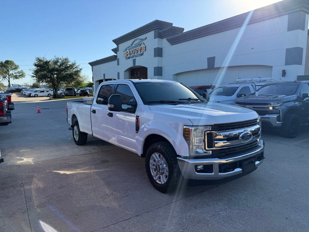 Ford Super Duty F-250 SRW Vehicle Full-screen Gallery Image 02