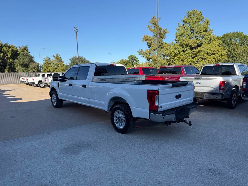 Ford Super Duty F-250 SRW Vehicle Full-screen Gallery Image 04