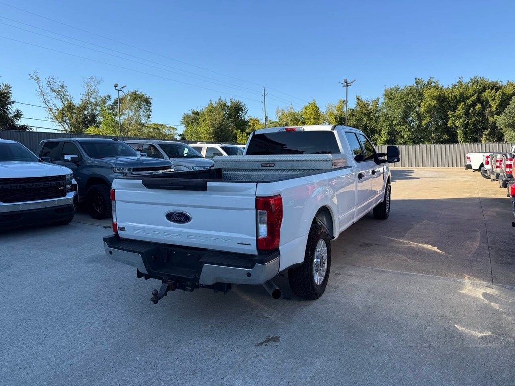 Ford Super Duty F-250 SRW Vehicle Full-screen Gallery Image 05