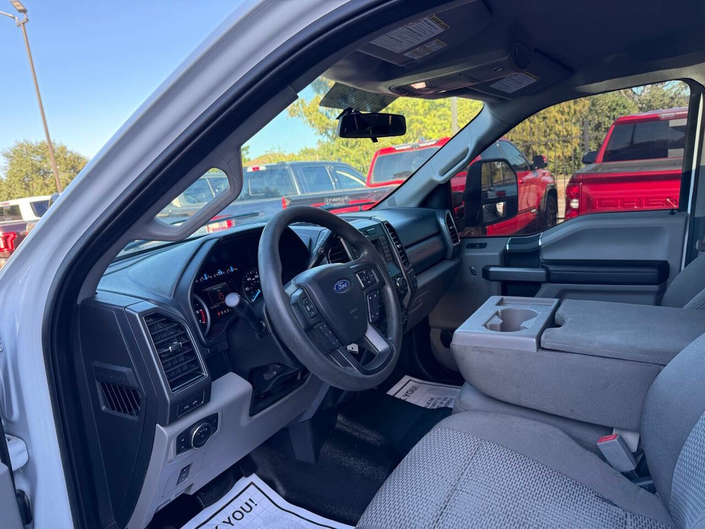 Ford Super Duty F-250 SRW Vehicle Full-screen Gallery Image 06