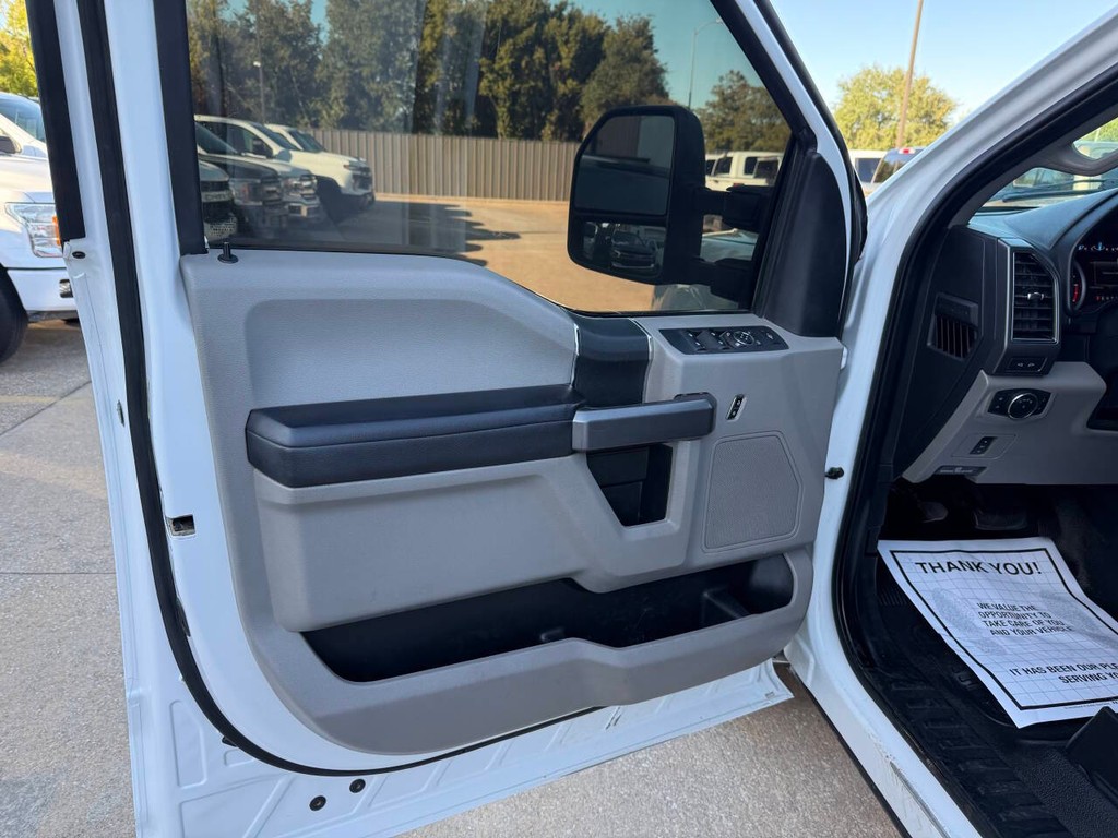 Ford Super Duty F-250 SRW Vehicle Full-screen Gallery Image 08