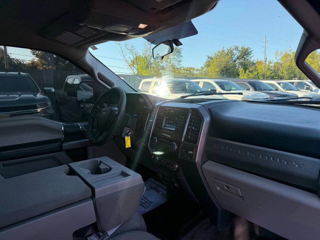 Ford Super Duty F-250 SRW Vehicle Full-screen Gallery Image 09