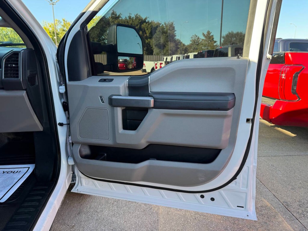 Ford Super Duty F-250 SRW Vehicle Full-screen Gallery Image 11