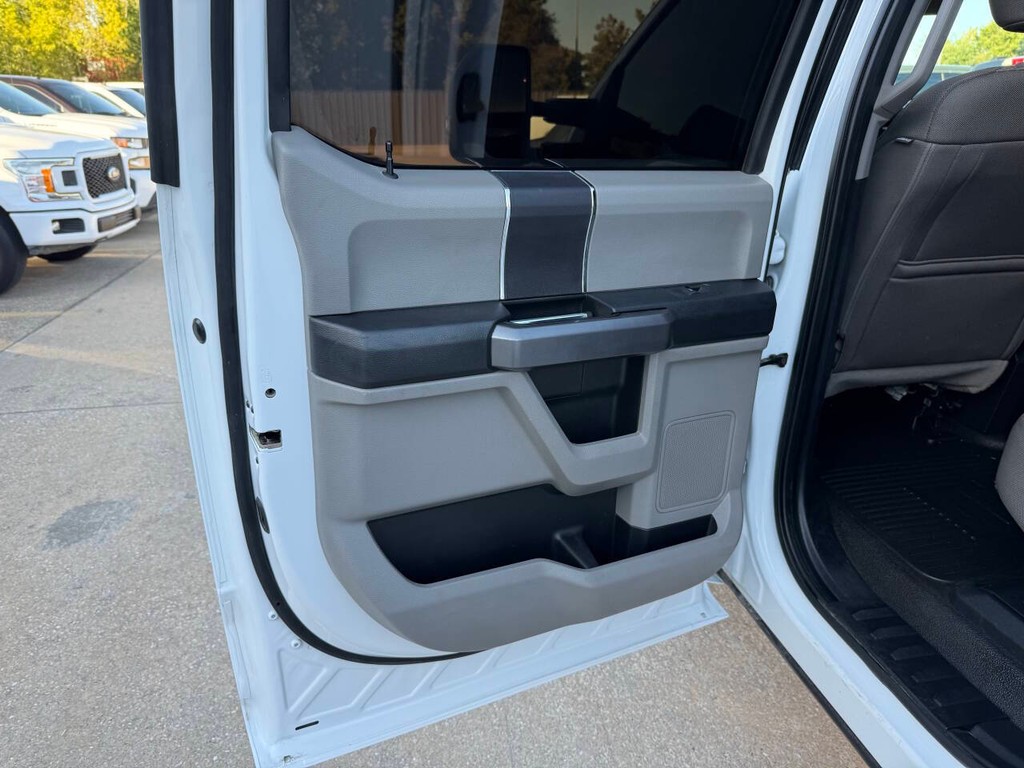 Ford Super Duty F-250 SRW Vehicle Full-screen Gallery Image 14