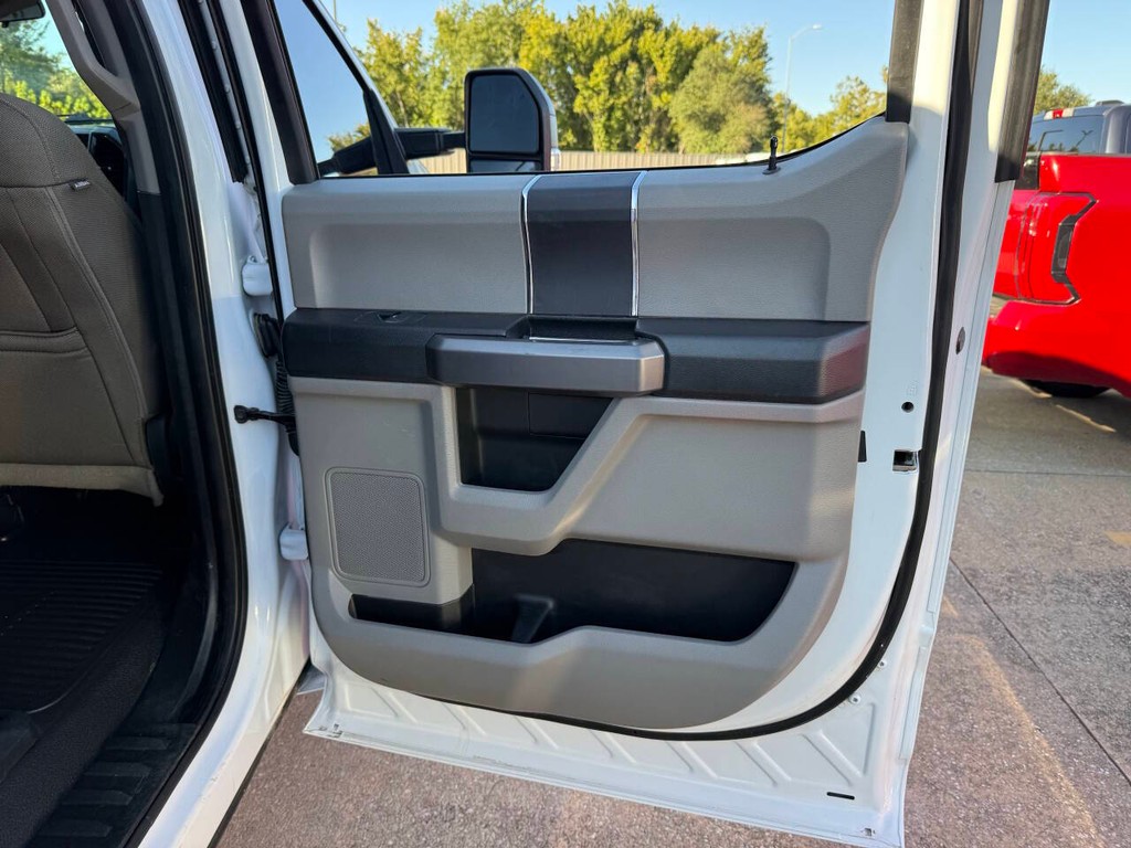 Ford Super Duty F-250 SRW Vehicle Full-screen Gallery Image 16