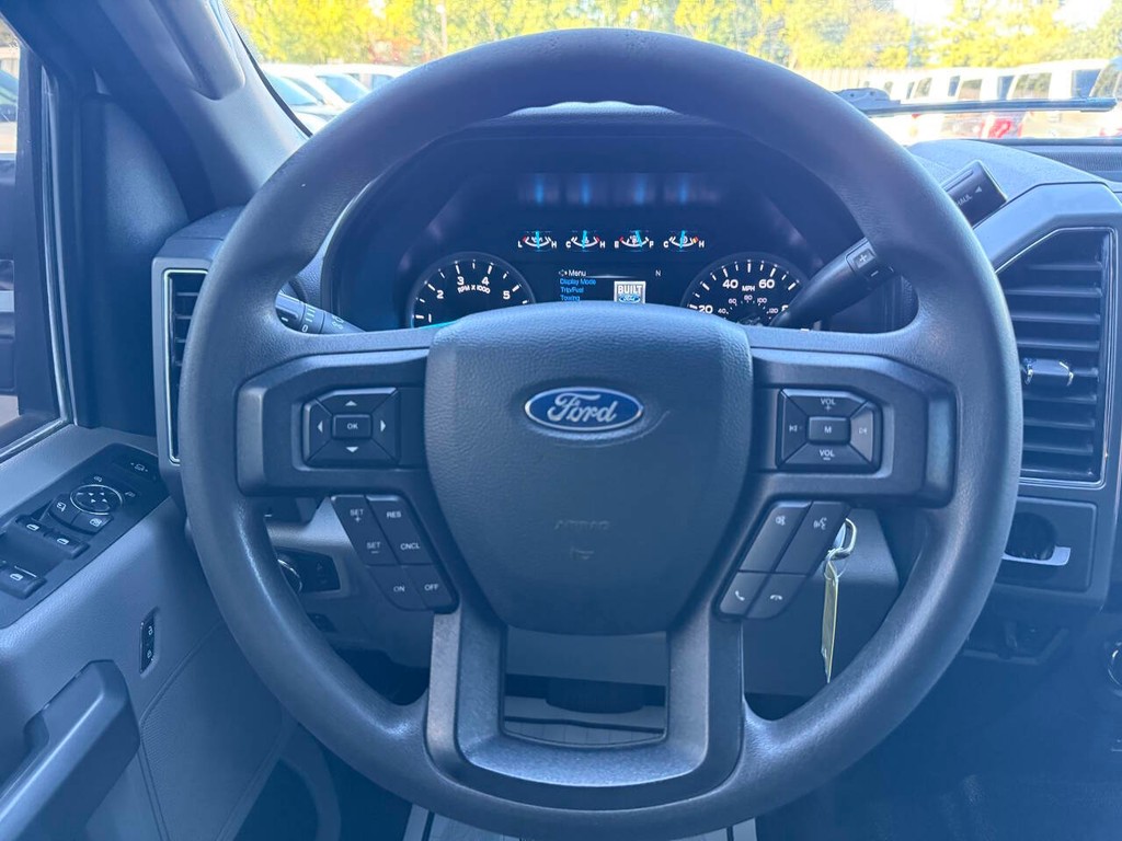 Ford Super Duty F-250 SRW Vehicle Full-screen Gallery Image 23