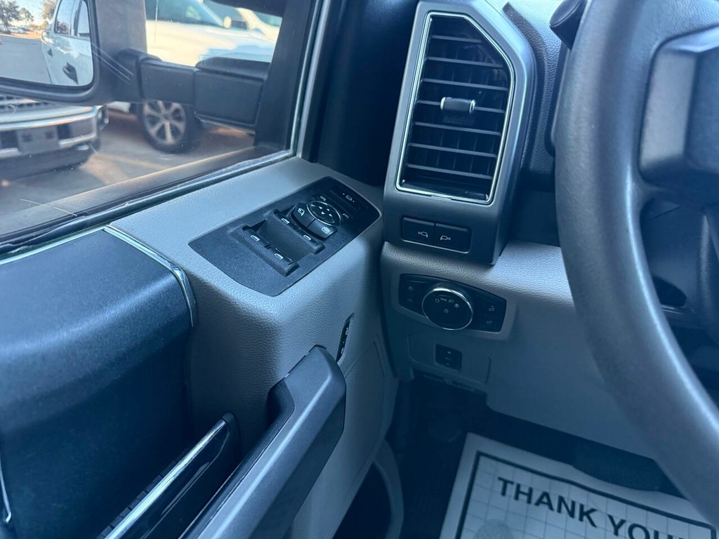 Ford Super Duty F-250 SRW Vehicle Full-screen Gallery Image 31