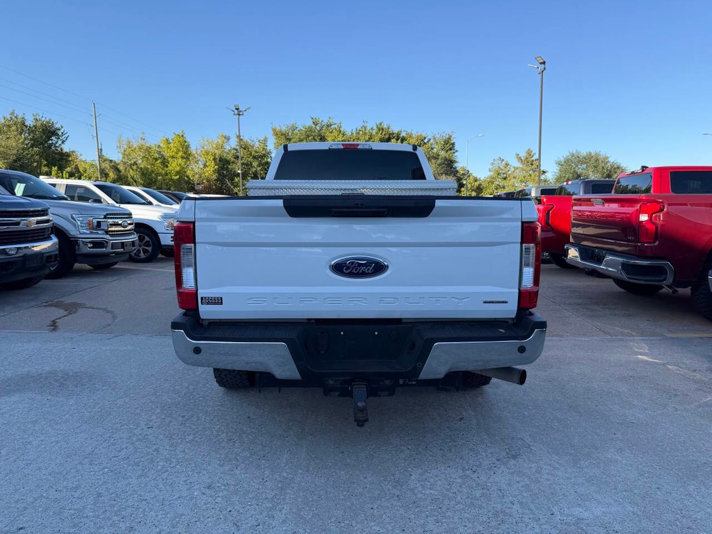 Ford Super Duty F-250 SRW Vehicle Full-screen Gallery Image 38