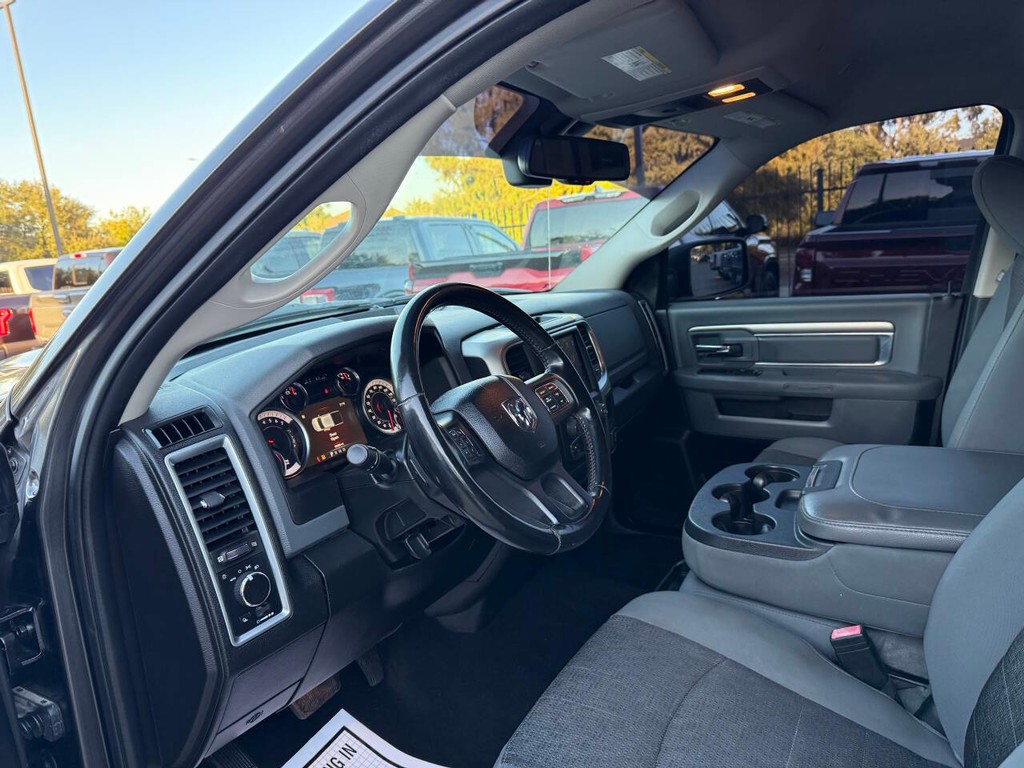 Ram 1500 Classic Vehicle Full-screen Gallery Image 06