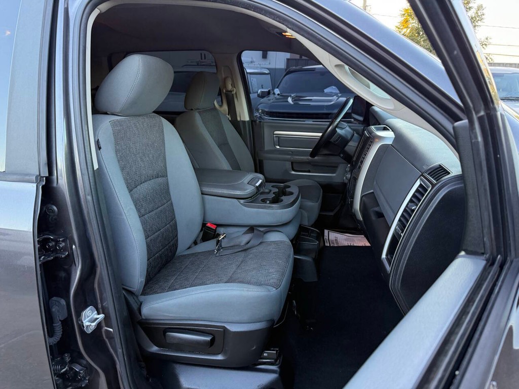 Ram 1500 Classic Vehicle Full-screen Gallery Image 10