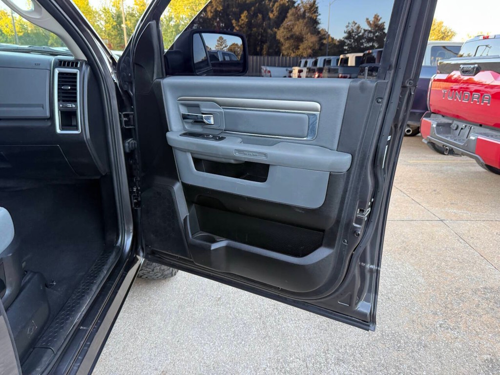 Ram 1500 Classic Vehicle Full-screen Gallery Image 11