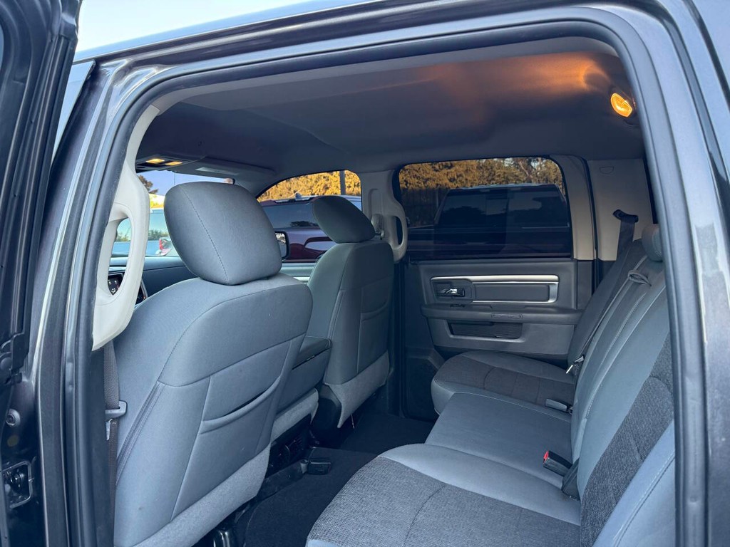 Ram 1500 Classic Vehicle Full-screen Gallery Image 12