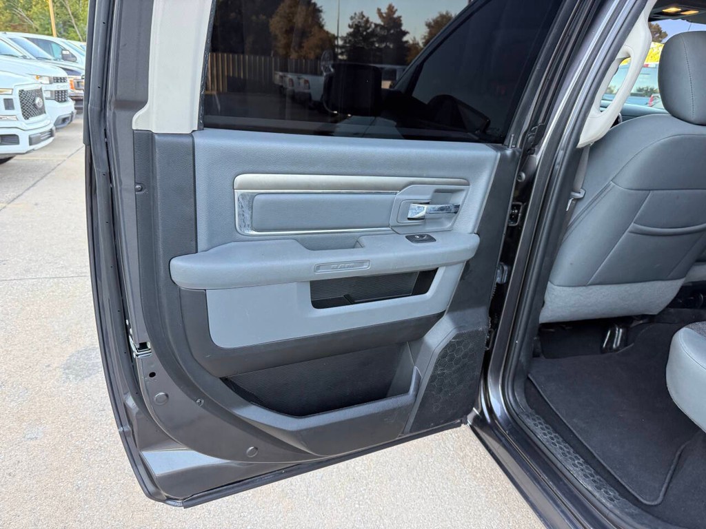 Ram 1500 Classic Vehicle Full-screen Gallery Image 14