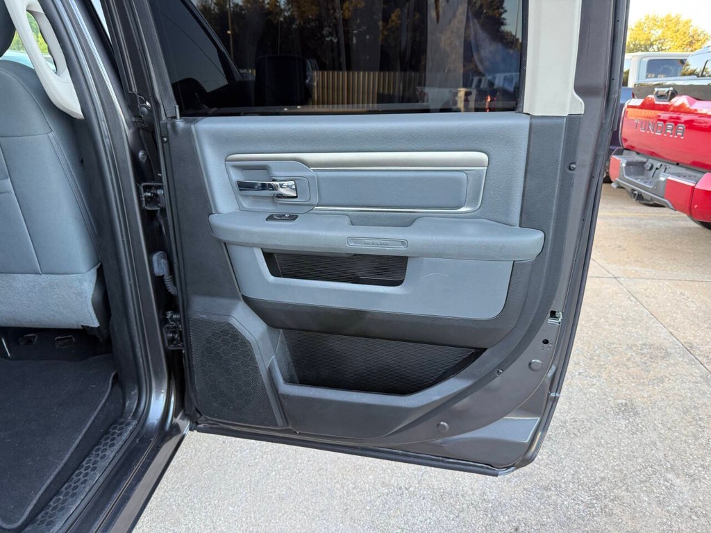 Ram 1500 Classic Vehicle Full-screen Gallery Image 16