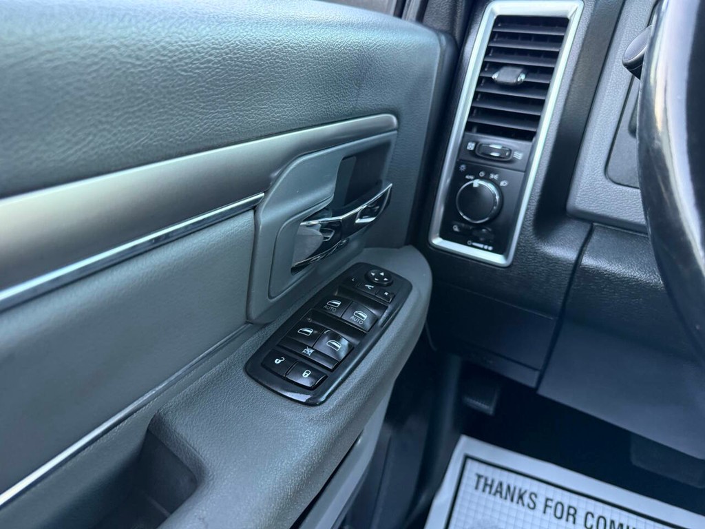 Ram 1500 Classic Vehicle Full-screen Gallery Image 32