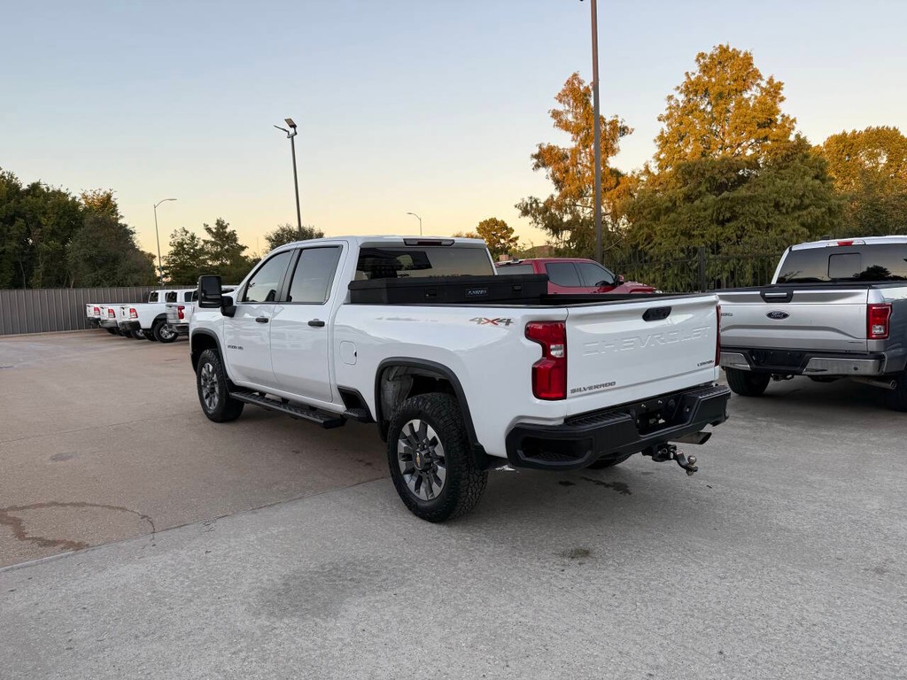 Chevrolet Silverado 2500HD Vehicle Full-screen Gallery Image 04