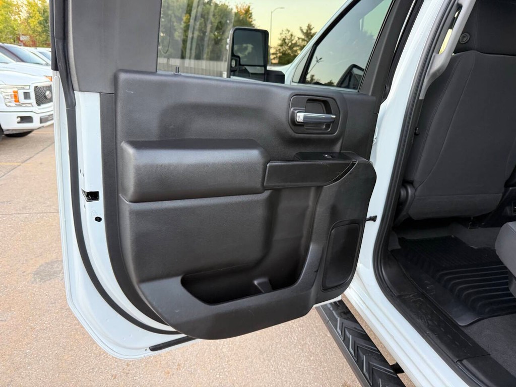 Chevrolet Silverado 2500HD Vehicle Full-screen Gallery Image 11