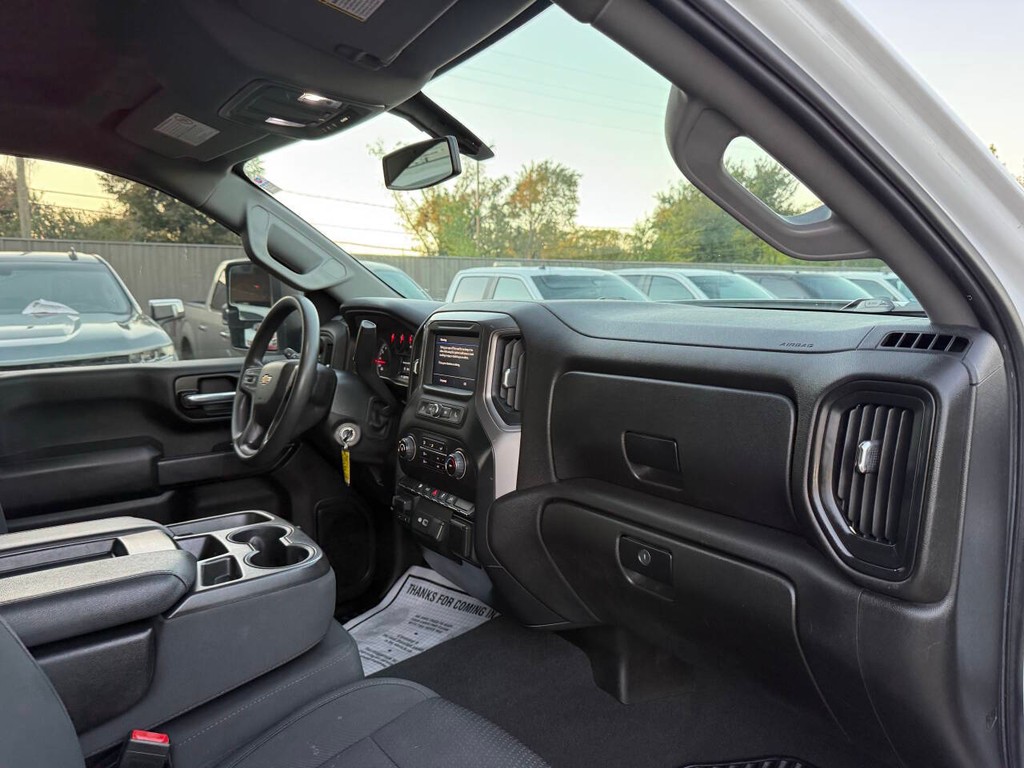 Chevrolet Silverado 2500HD Vehicle Full-screen Gallery Image 12