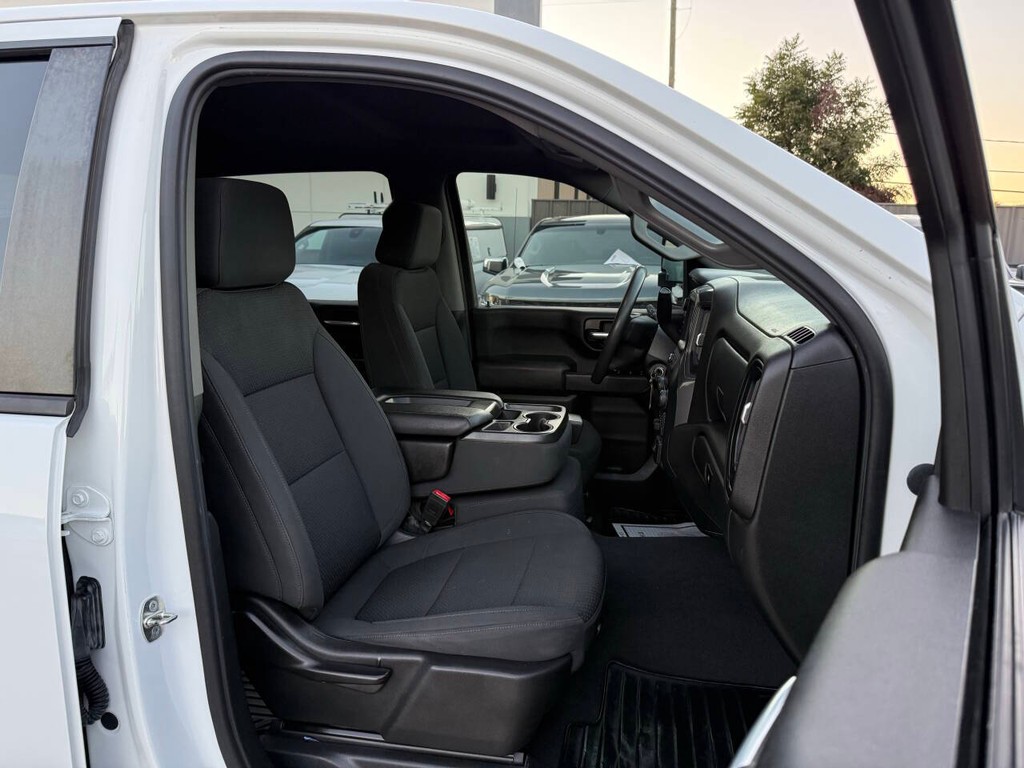 Chevrolet Silverado 2500HD Vehicle Full-screen Gallery Image 13