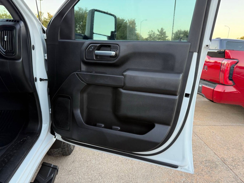 Chevrolet Silverado 2500HD Vehicle Full-screen Gallery Image 14