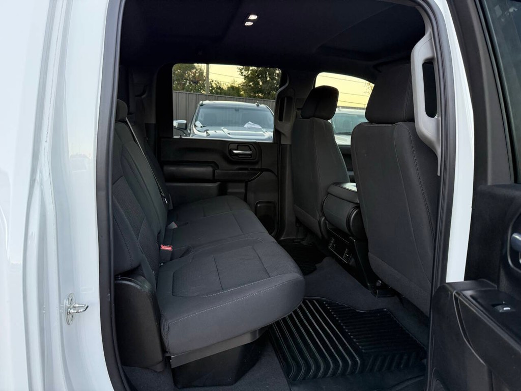 Chevrolet Silverado 2500HD Vehicle Full-screen Gallery Image 15