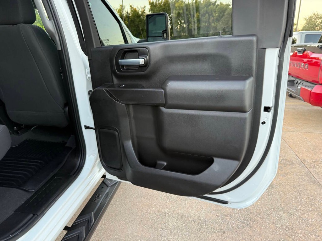 Chevrolet Silverado 2500HD Vehicle Full-screen Gallery Image 16