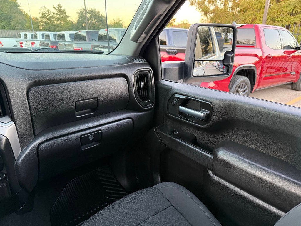 Chevrolet Silverado 2500HD Vehicle Full-screen Gallery Image 20